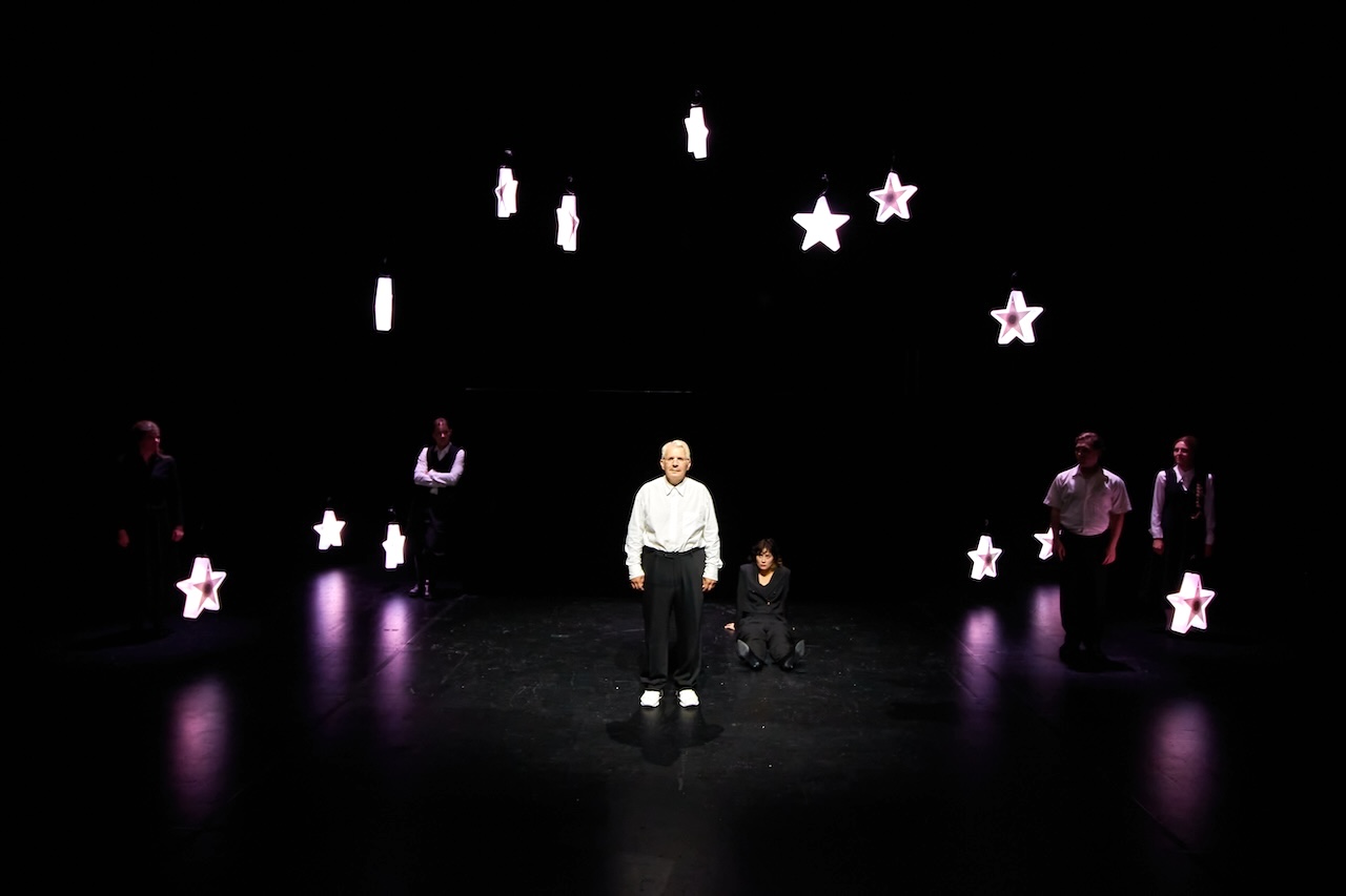 Mendel Singer blickt in den Sternenhimmel