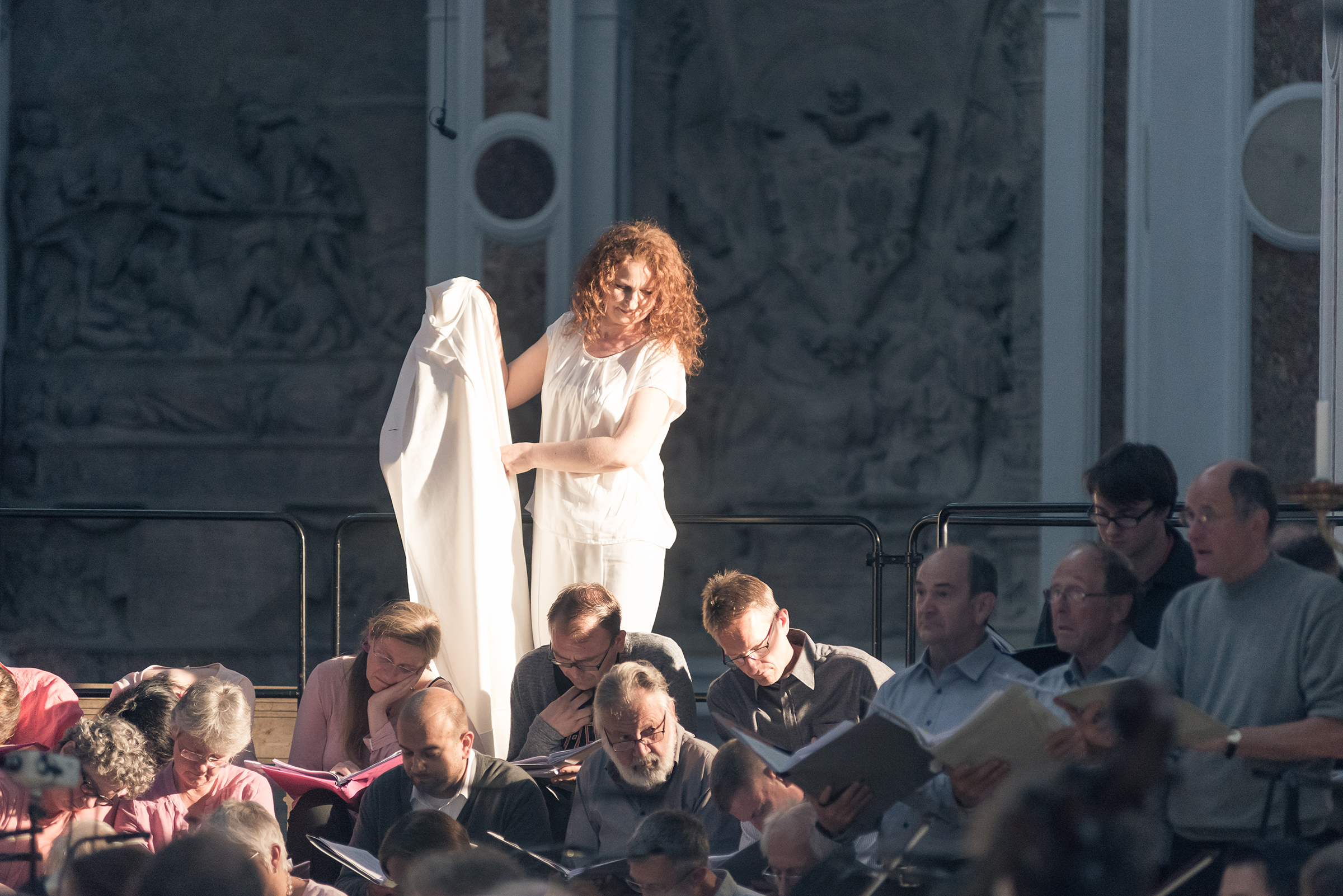 Sängerin in weißem Hosenanzug mit dem Männerchor