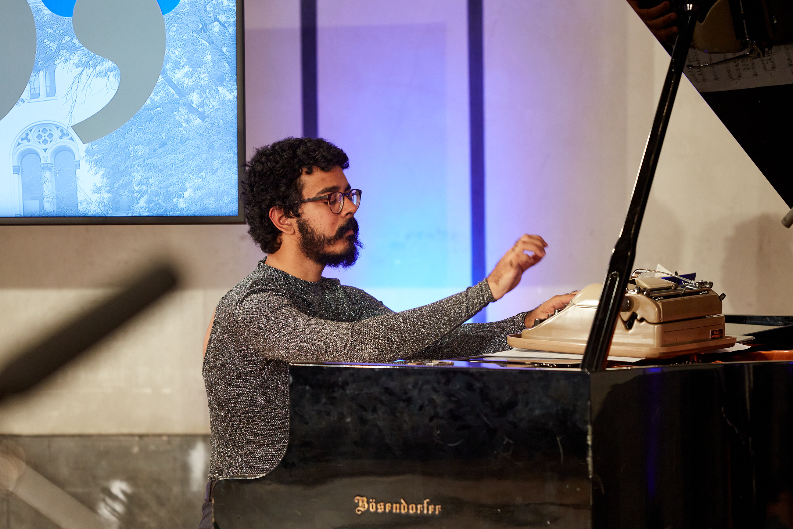 Der Musiker Caio de Azevedo am Flügel