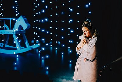 Mädchen umarmt Kuscheltier