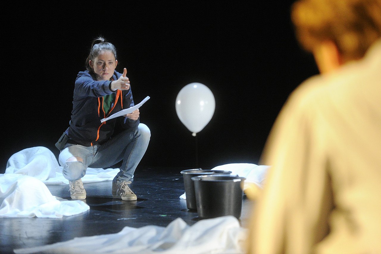 Zwei Schauspieler befinden sich auf der Bühne der Bayerischen Theaterakademie und präsentieren die szenische Lesung