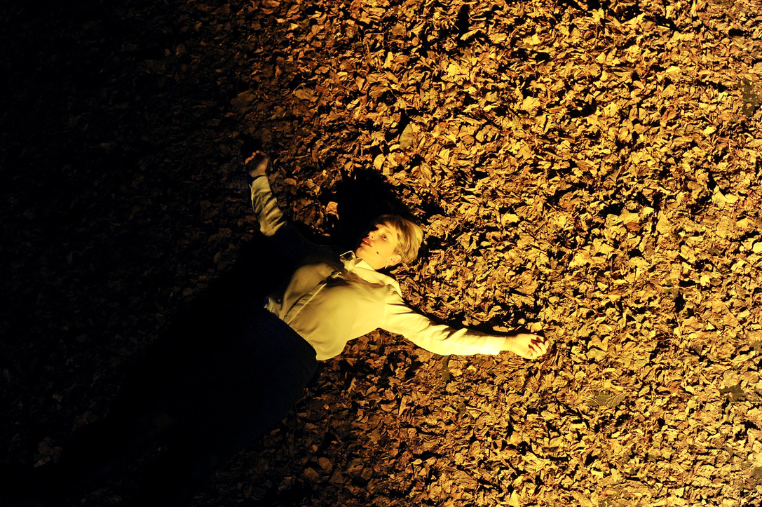 Ein Mitglied des fiktiven Vereins "Don't dare, prepare" liegt auf dem Boden und übt das Sterben. Die Abschlussinszenierung von Regisseurin Maike Bouschen an der Bayerischen Theaterakademie beschäftigt sich mit dem Tabuthema Tod in der modernen Gesellschaft